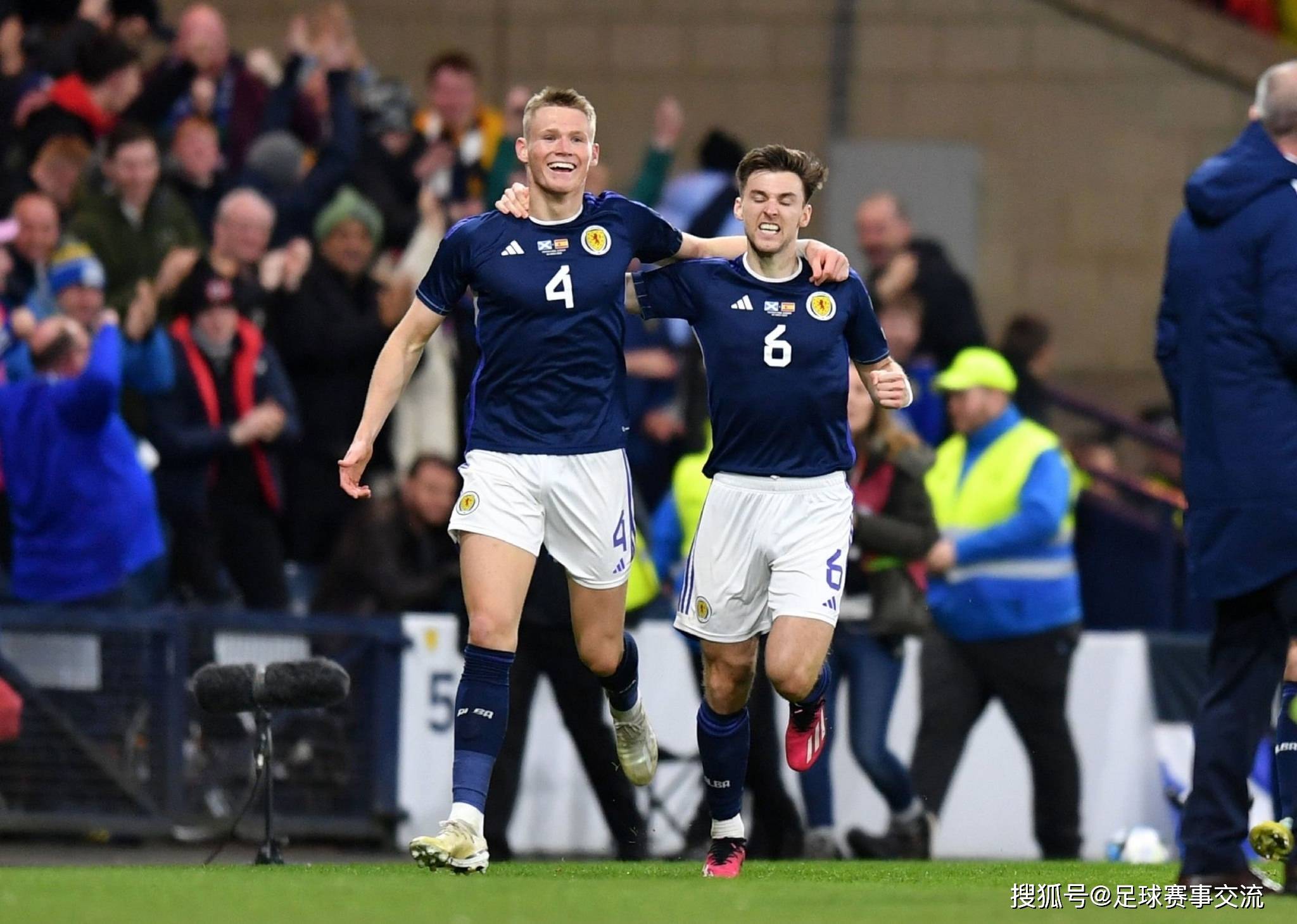 包含秘鲁队在比赛中取得关键胜利，晋级下一轮的词条