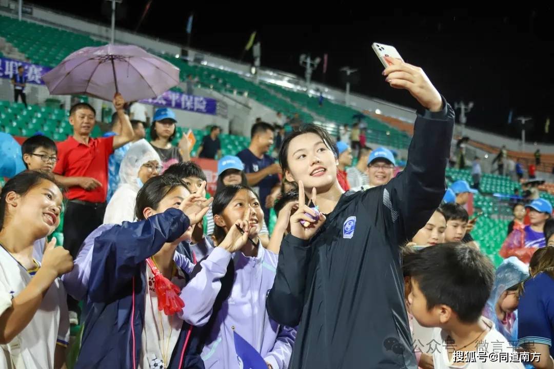 国内职业足球赛事中出现精彩对抗，胜负悬殊，球迷跃跃欲试的简单介绍