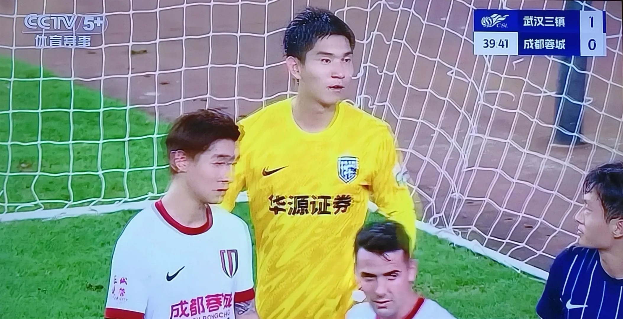 包含凭借一波武汉三镇，中超成功弹幕刷屏，现场全场沸腾的词条