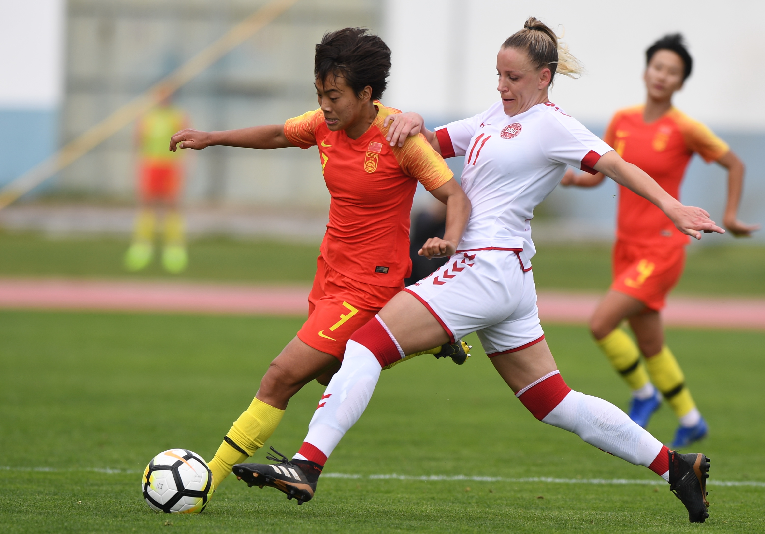 中国足球女队实力超群赢得赞誉