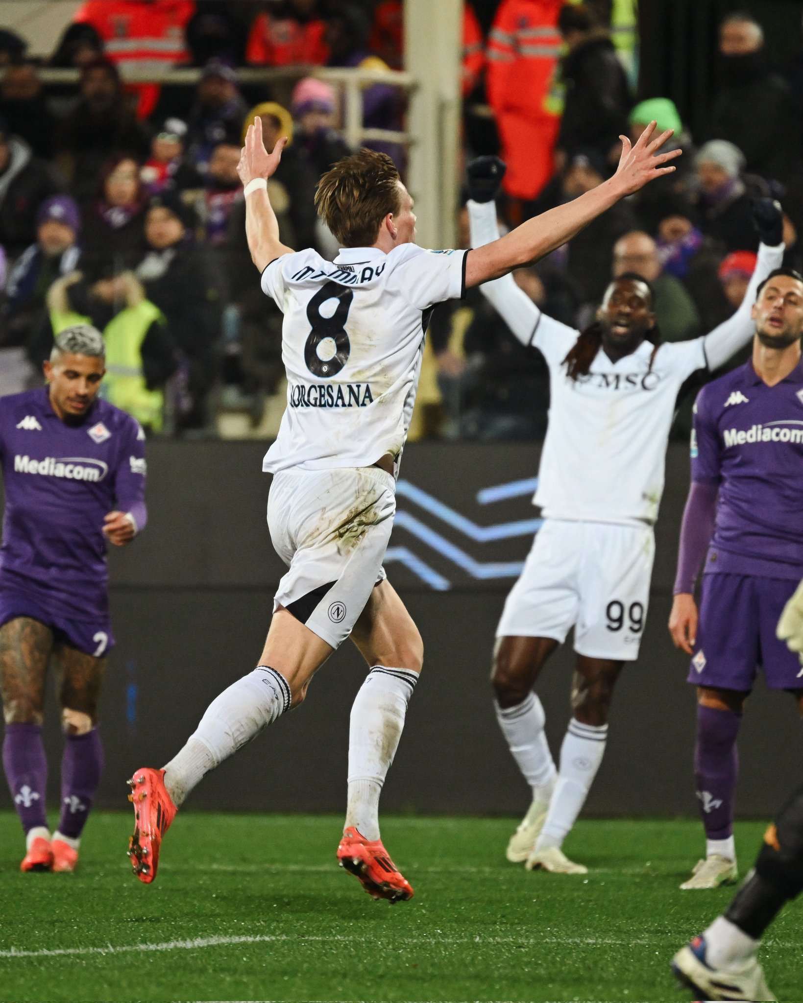 星空体育登录入口-拉尔森完成帽子戏法，那不勒斯主场大胜的简单介绍