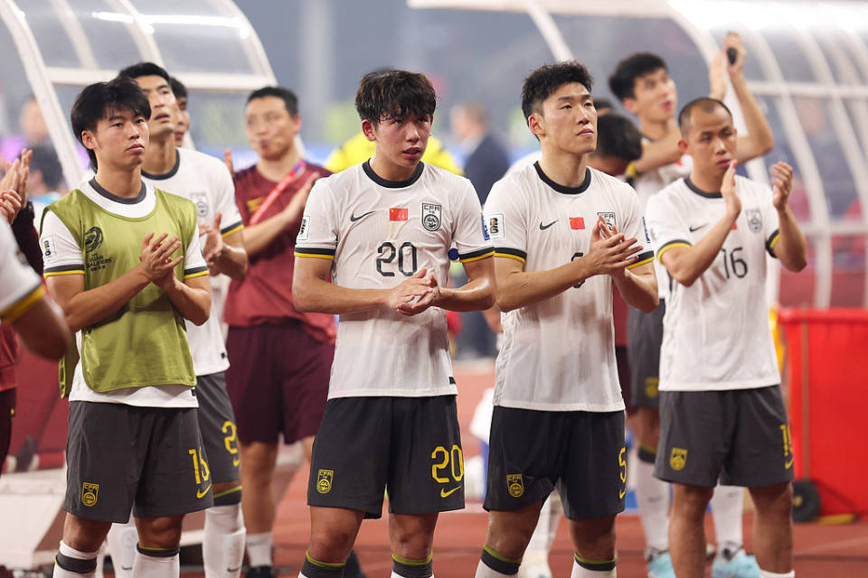 火爆冲突现场曝光，球员离场