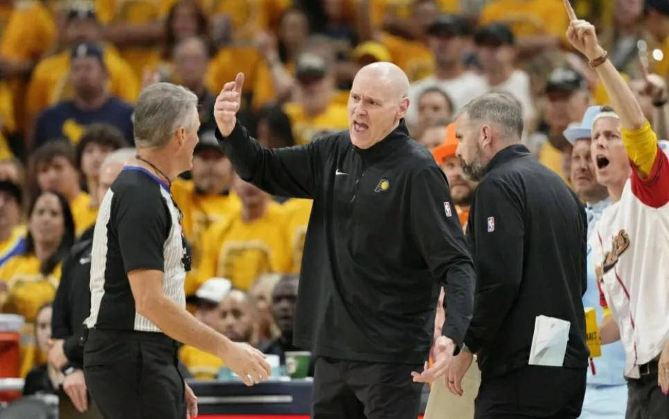 裁判判罚引发争议，比赛扑朔迷离