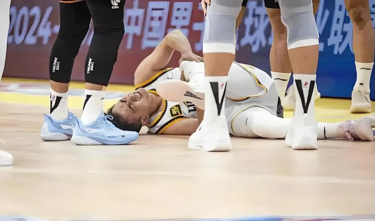 一场被看好的比赛出现悬念,助阵球迷热情高涨的简单介绍 一场被看好的比赛出现悬念,助阵球迷热情高涨的简单介绍