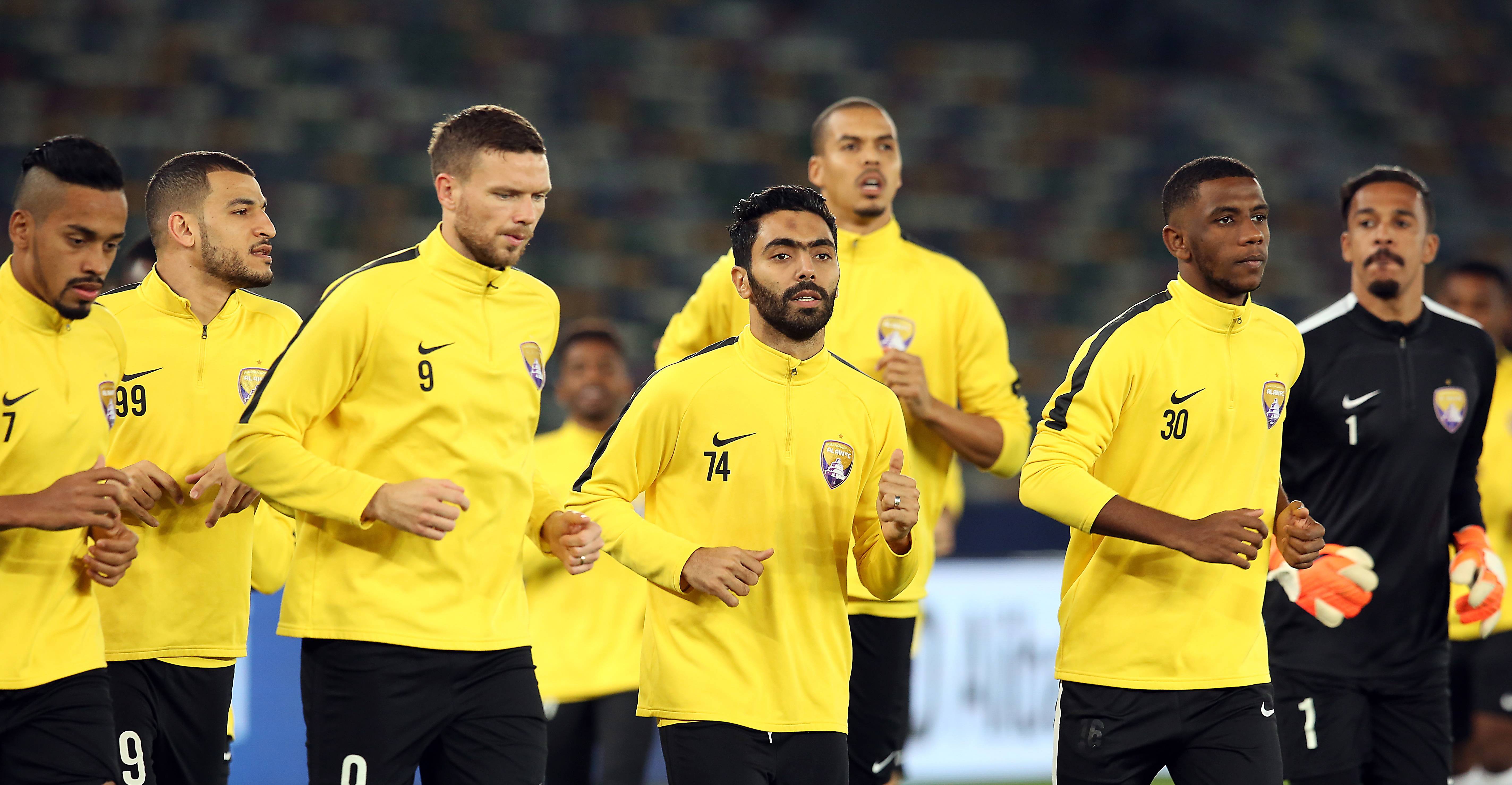 球员在赛场上拼搏争取胜利激发全场热情