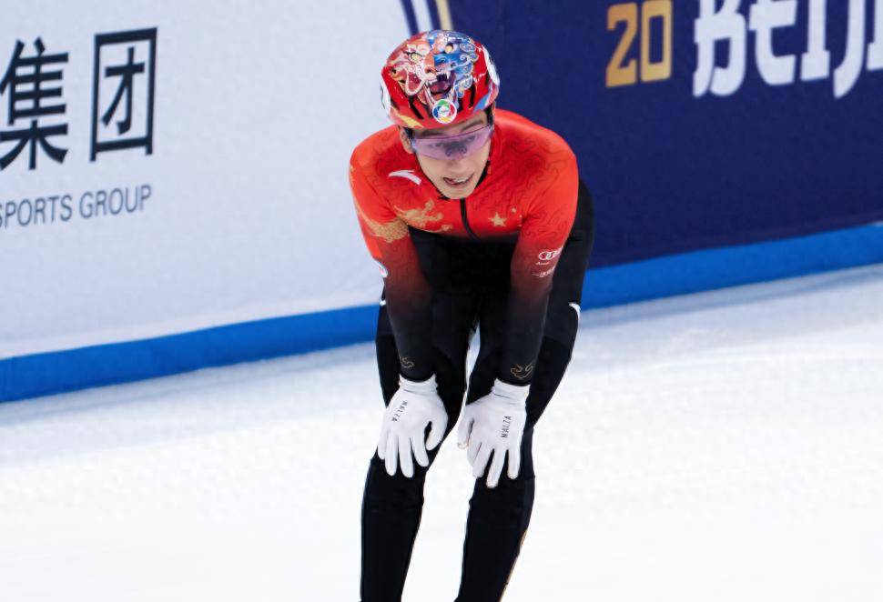 加拿大运动员在短道速滑比赛中勇夺奖牌