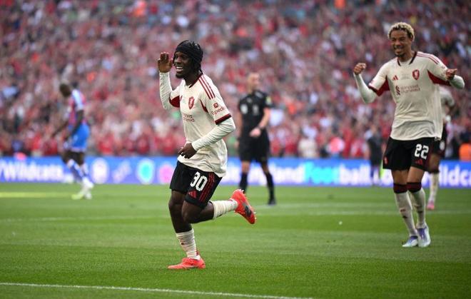 水晶宫一举击败对手，赢得掌声的简单介绍