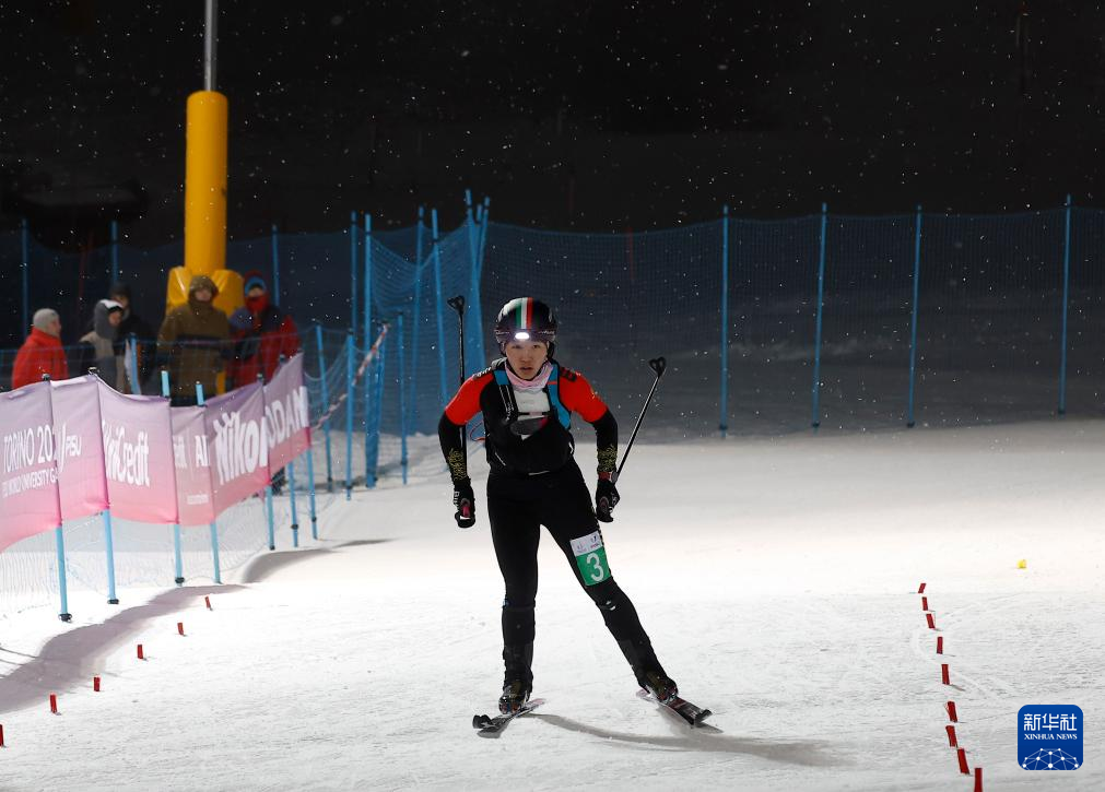星空体育直播-滑雪项目中选手高雄夺冠，速度飞快冲刺终点