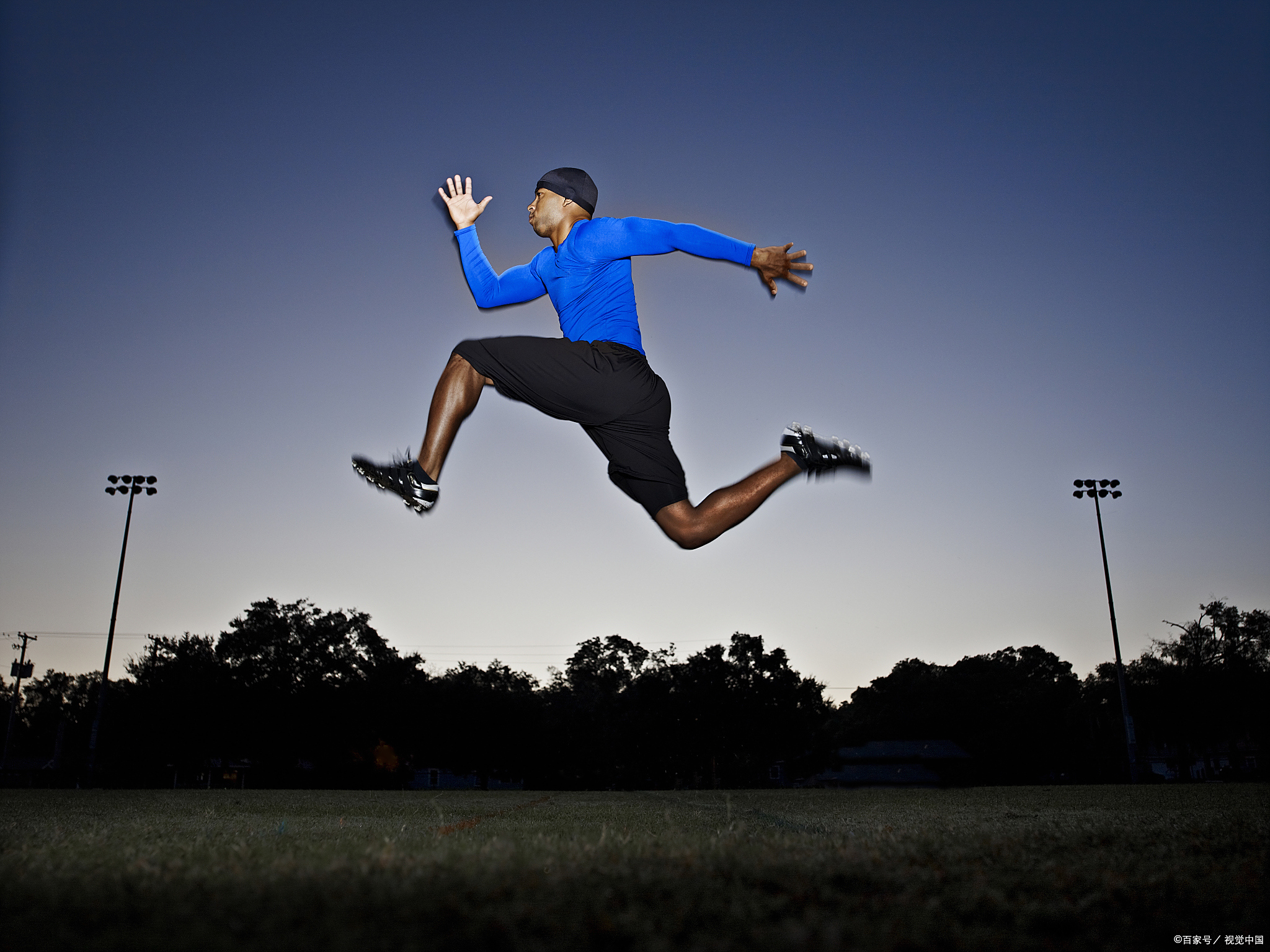 选手身手敏捷，赛场上展现绝技