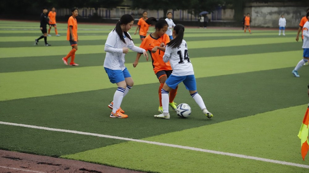 足球赛季开赛在即，球队备战准备充分的简单介绍