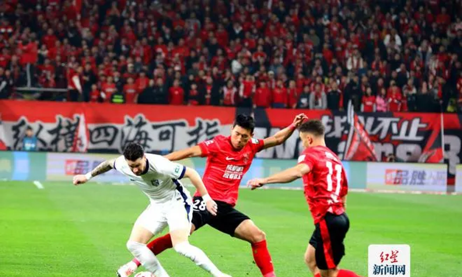 精彩瞬间不断上演，双方球队要在场上拼尽全力