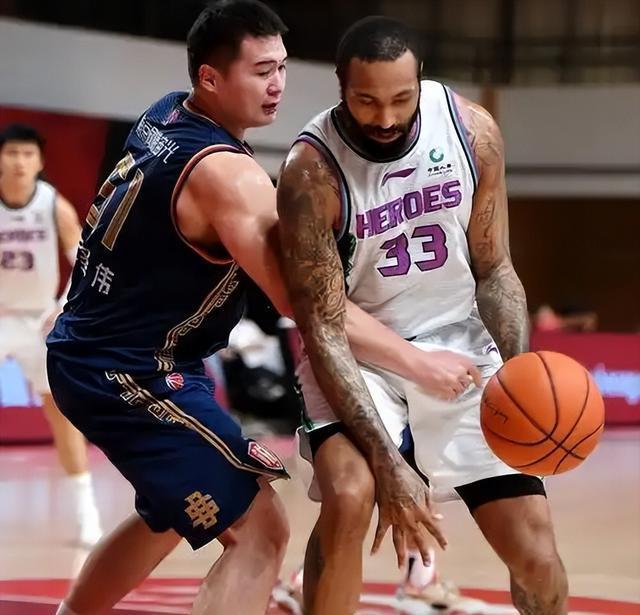 包含职业篮球聚焦关键比赛，球员表现备受瞩目的词条