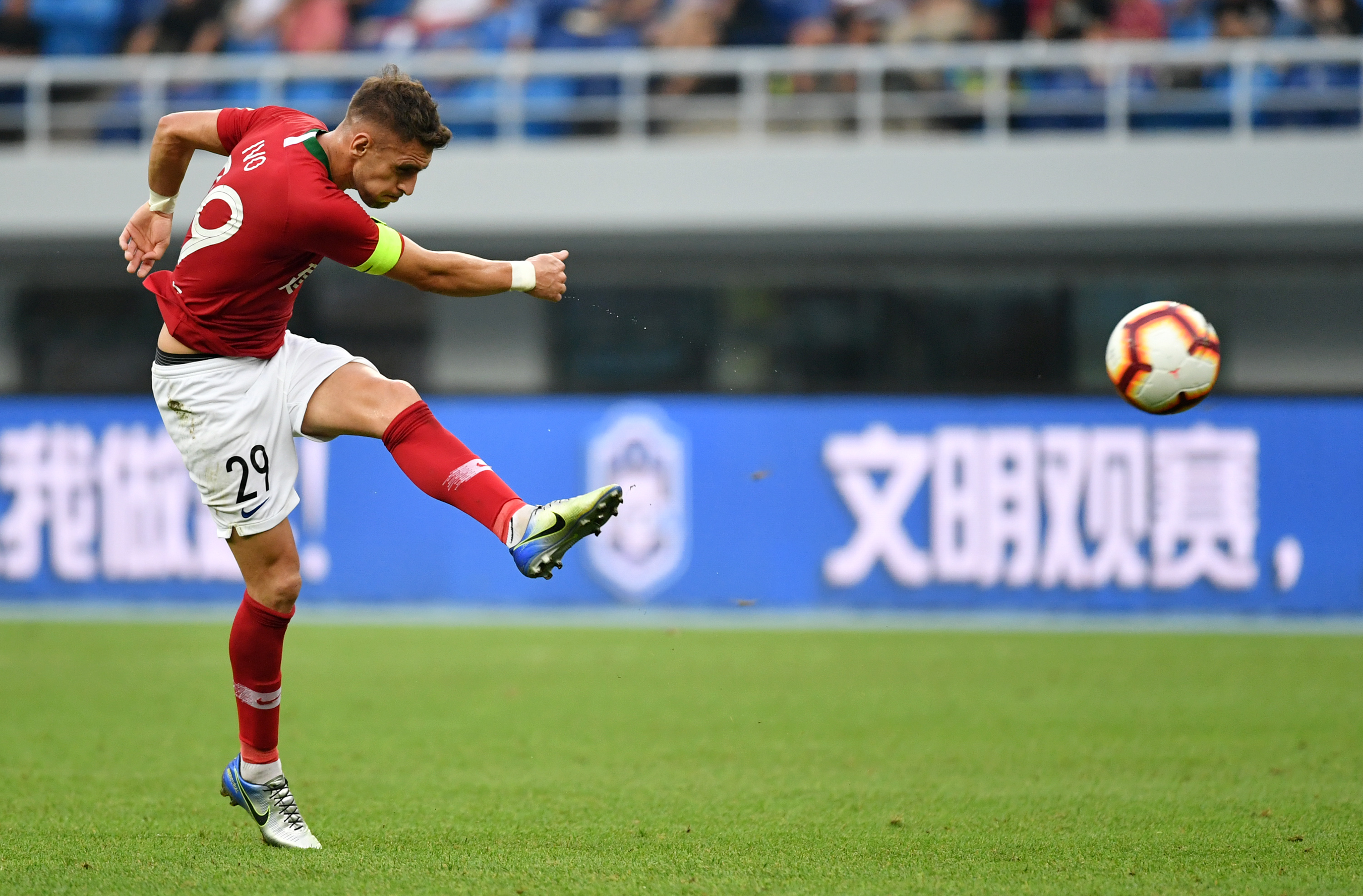 河南建业主场逆转天津泰达，豪取三分