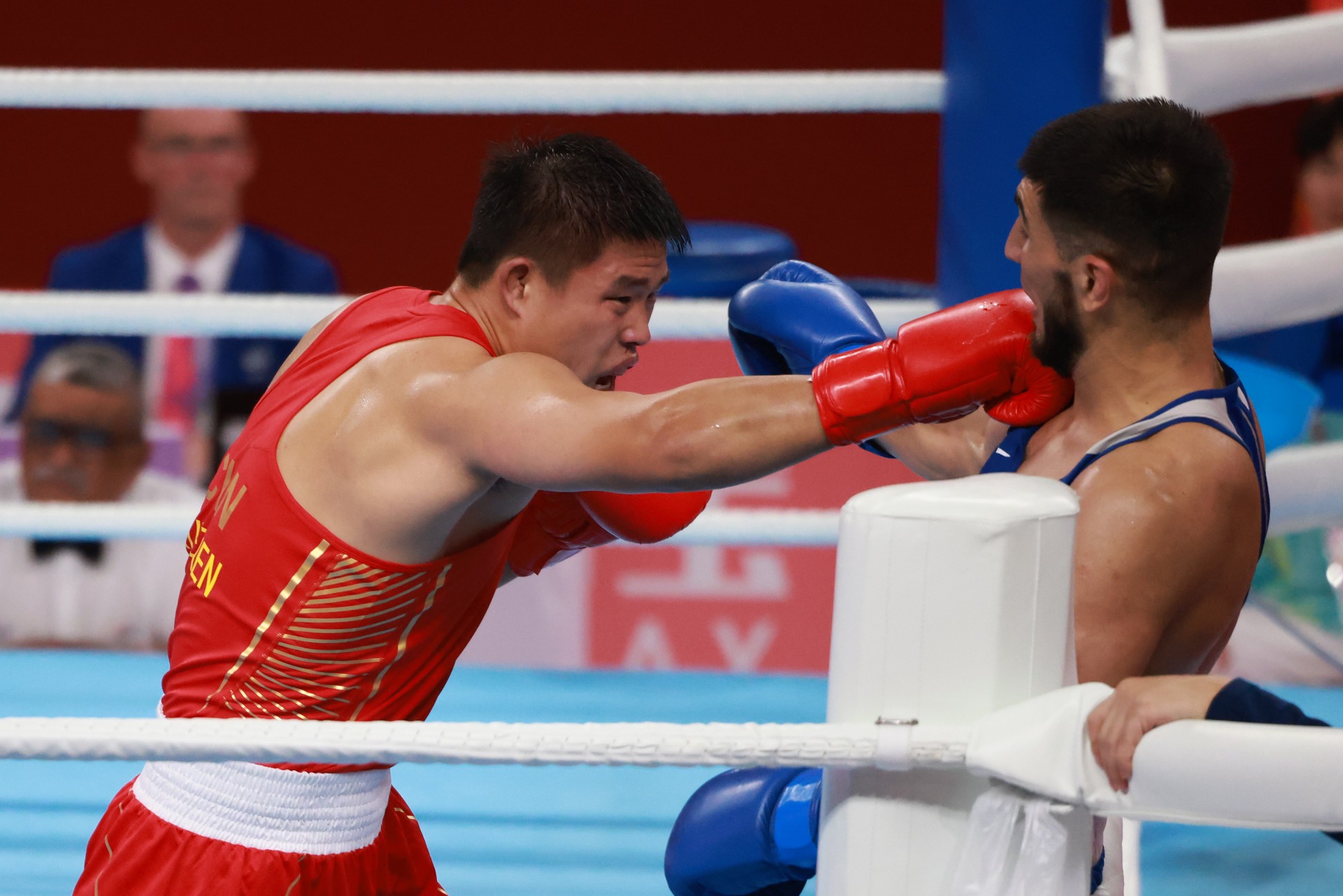 星空体育亚洲官网-拳击比赛中选手勇敢拼搏争夺胜利