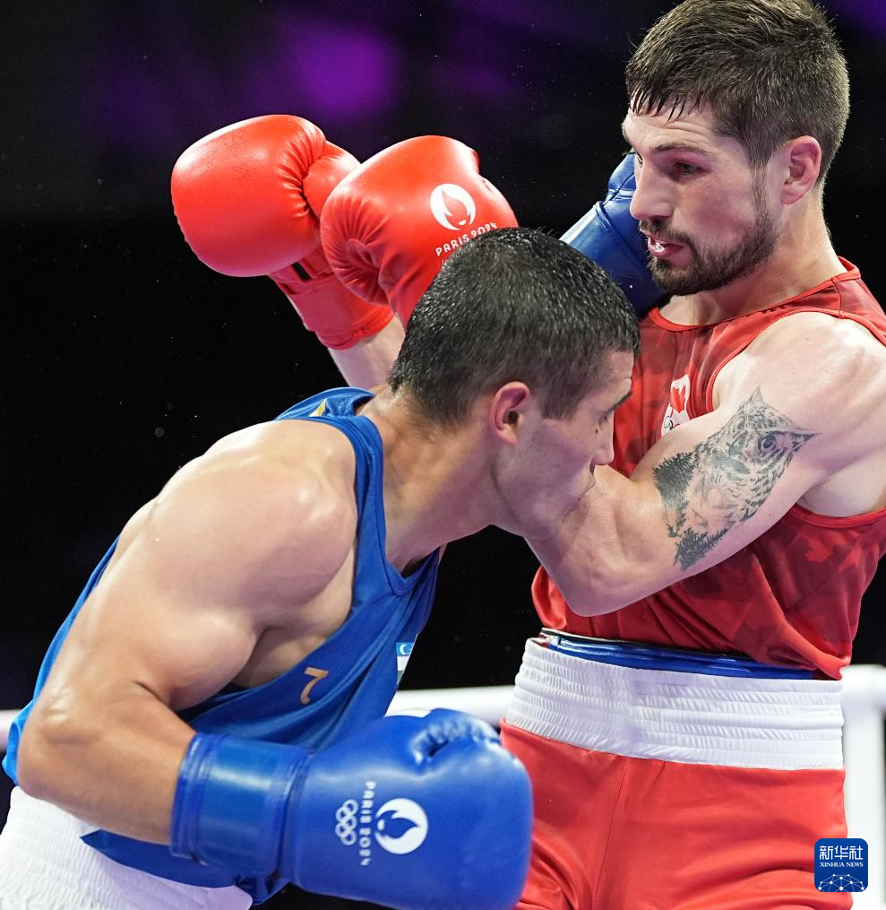 拳击比赛中选手勇敢拼搏争夺胜利