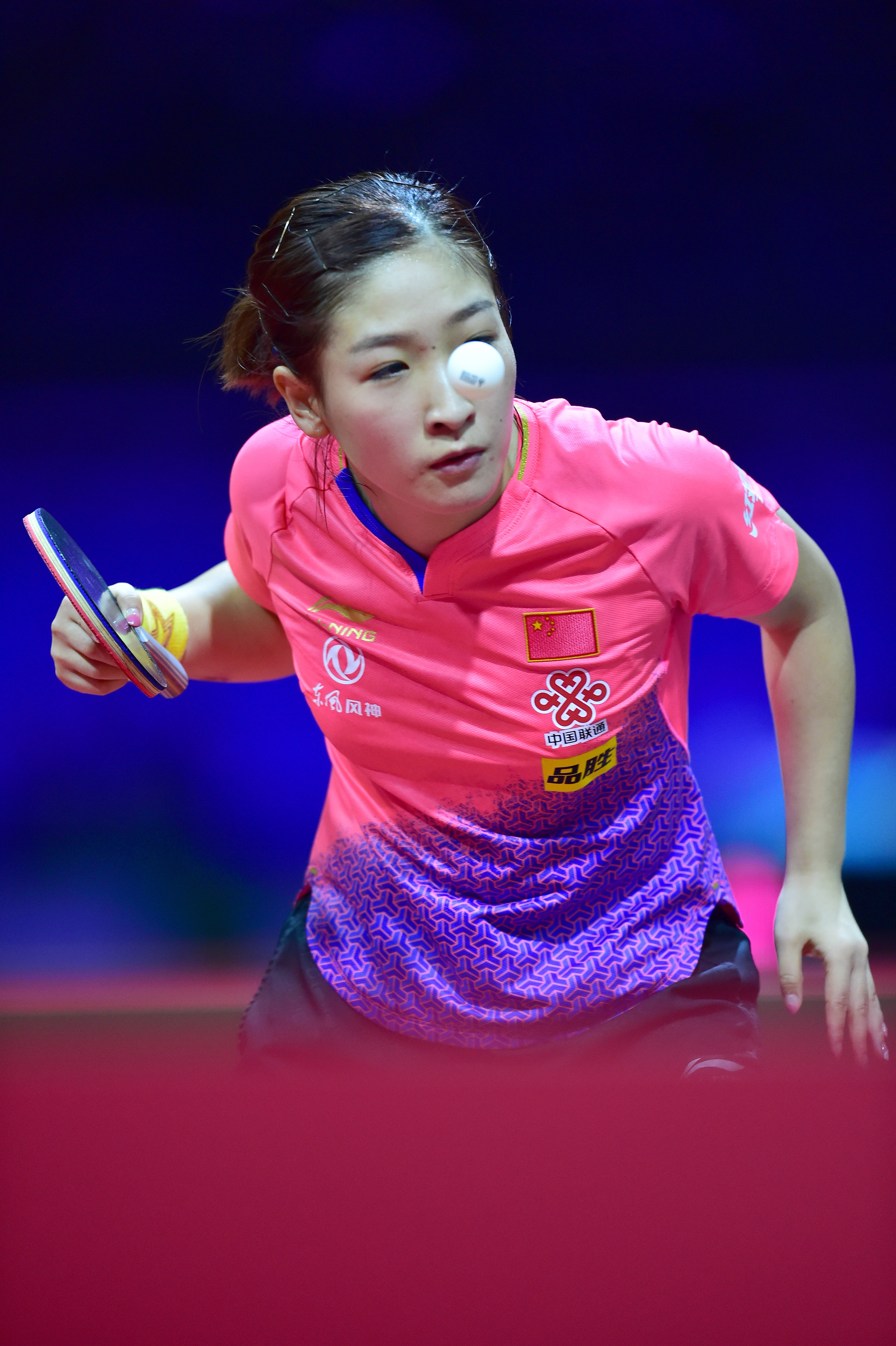 乒乓球女单选手刘诗雯横扫进八强