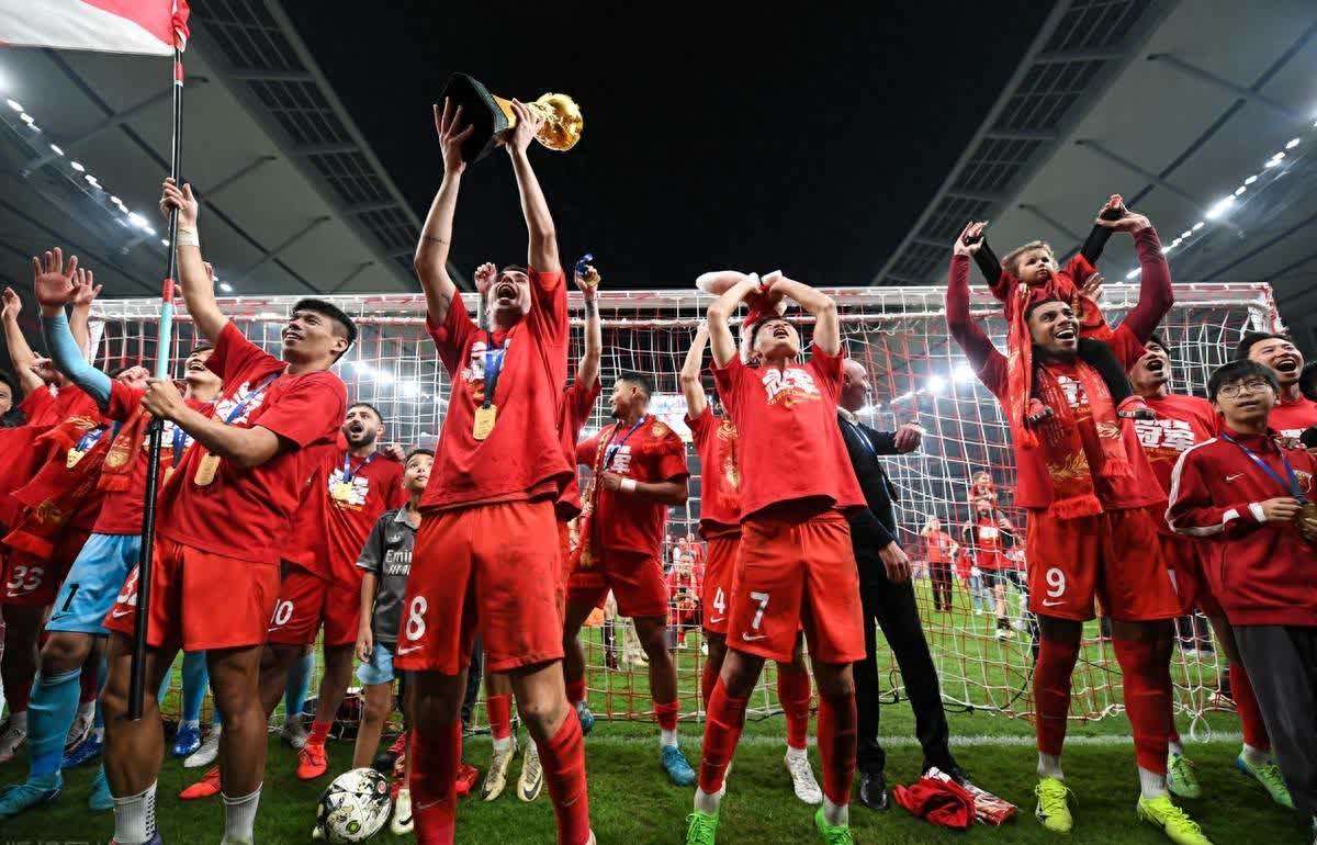 球队取得决定性胜利，领跑比赛